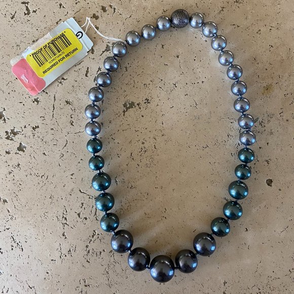 NWT GIVEN Ombre Faux Blue Pearl Necklace Single Strand Magnetic Closure - Picture 1 of 5